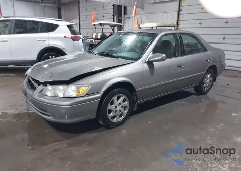 2001 Toyota Camry Le z USA, uszkodzony, nr VIN 4T1BG22K61U017311